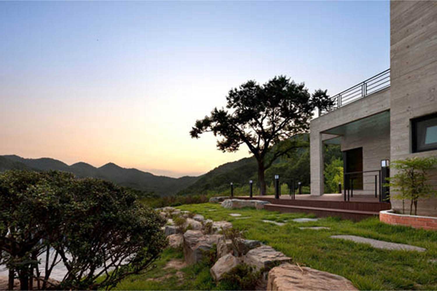 T+Modestly-Sized-Korean-Dream-Home-With-Dramatic-Surroundings-(4)