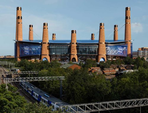 استادیومی با دوازده دودکش آجری اثر استودیو هیتر‌ویک و مانیکا